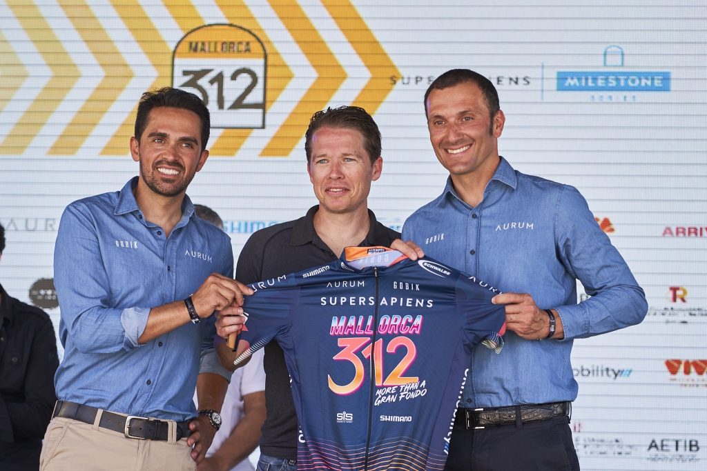 Alberto Contador entrega el dorsal 312 al excorredor italiano Ivan Basso, homenajeado en la edición de 2022 de la marcha cicloturista Mallorca 312
