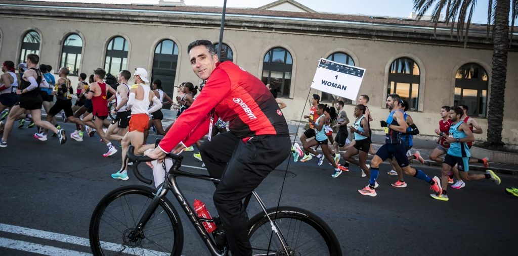 Induráin será la 'liebre' acompañando en bicicleta a la primera mujer clasificada en el Maratón de Valencia