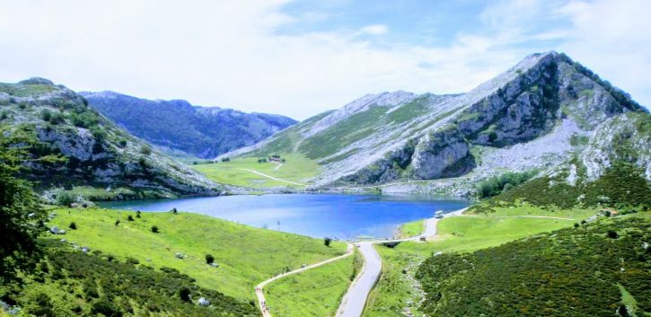 La Vuelta Femenina 2023 acabará en los Lagos de Covadonga