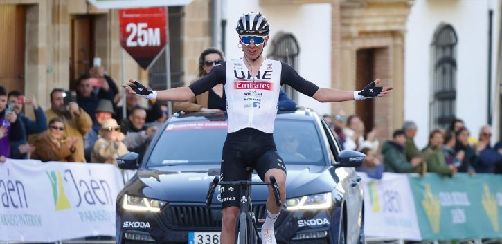 Pogačar se exhibe en la Clásica Jaén Paraíso Interior