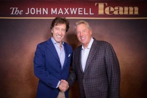 Javier Sada y John Maxwell. Exponentes de "liderar es servir"