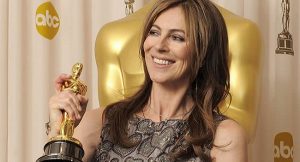 La directora californiana, Kathryn Bigelow, posa con uno de sus seis premios Oscar