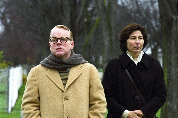 Fotograma del filme Capote con los inmensos actores, Philip Seymour Hoffman y Catherine Keener