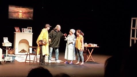 Escena de la amable En el estanque dorado, representada por el grupo de teatro Ateneo de Pozuelo