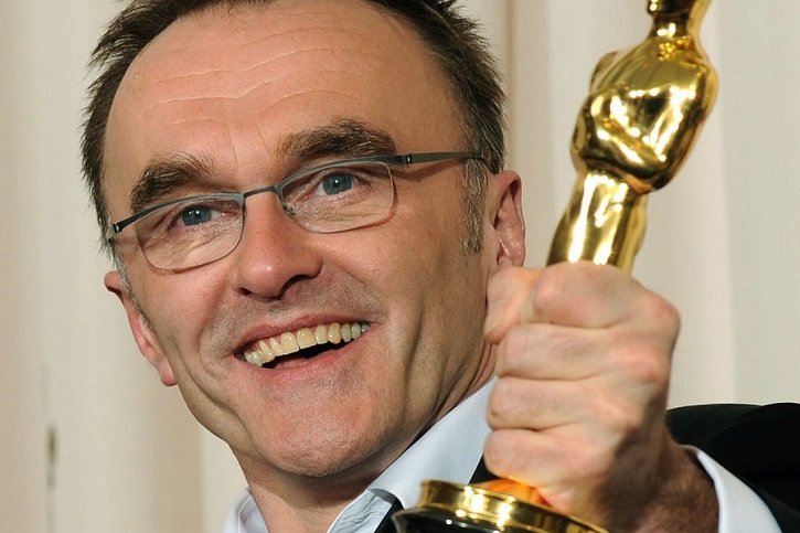 El cineasta inglés de 61 años, Danny Boyle, posa con el Oscar al mejor director por su trabajo en Slumdog Millonaire