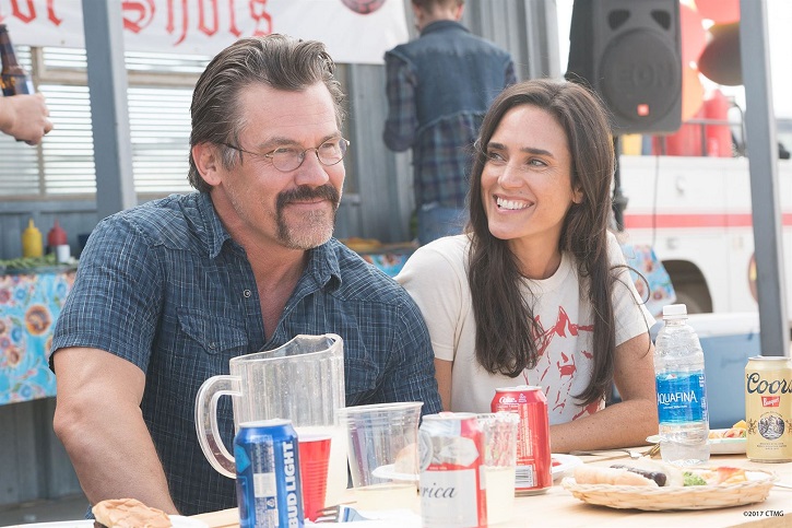 Fotograma del filme Héroes en el infierno, con Josh Brolin y Jennifer Connelly