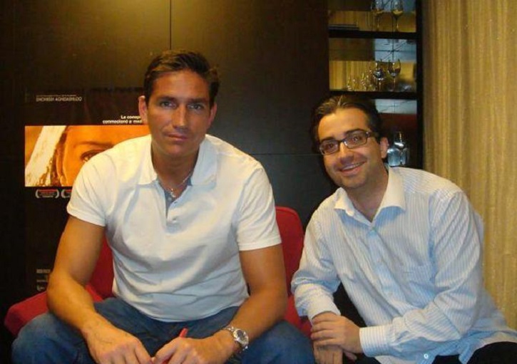 El actor Jim Caviezel y el también intérprete, periodista y crítico de cine, José Luis Panero, posan en Madrid tras una entrevista sobre el filme La verdad de Soraya M. hace 8 años