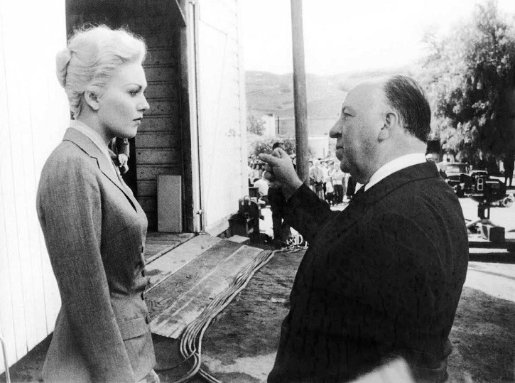 Alfred Hitchcock da instrucciones a Kim Novak durante el rodaje de Vértigo