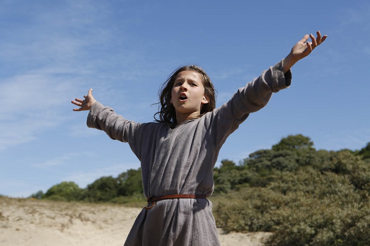 Fotograma del filme Jeannette, la infancia de Juana de Arco, con Lise Leplat Prudhomme. Copyright R.Arpajou / TAOS Films - ARTE France | Cameo lanza ‘Sin amor’ y ‘Jeannette, la infancia de Juana de Arco’