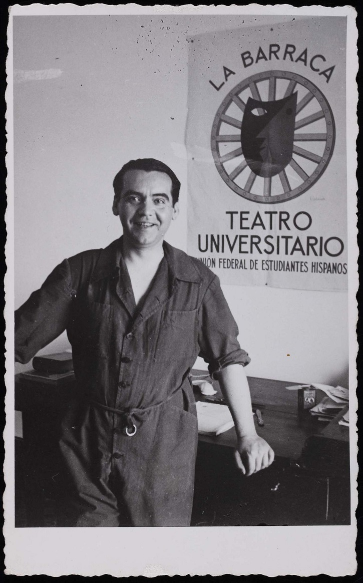 El poeta Federico García Lorca posa con un cartel de 'La barraca', el grupo de teatro que fundó en 1931 | Federico García Lorca cumple 120 años 