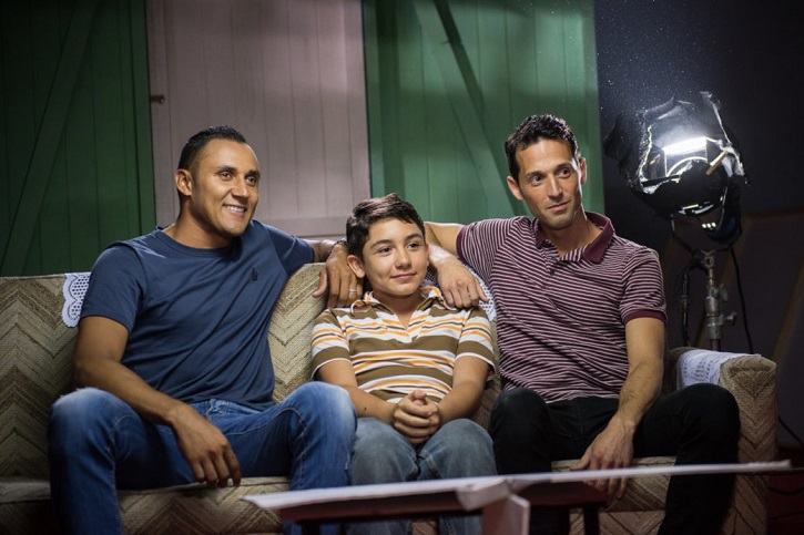 El portero del Real Madrid, Keylor Navas, junto a los dos actores que le interpretan en el filme: el niño Juan José Coste y el colombiano Matt Márquez. Foto: cortesía de Esteban Chinchilla | 'Hombre de fe. Keylor Navas'