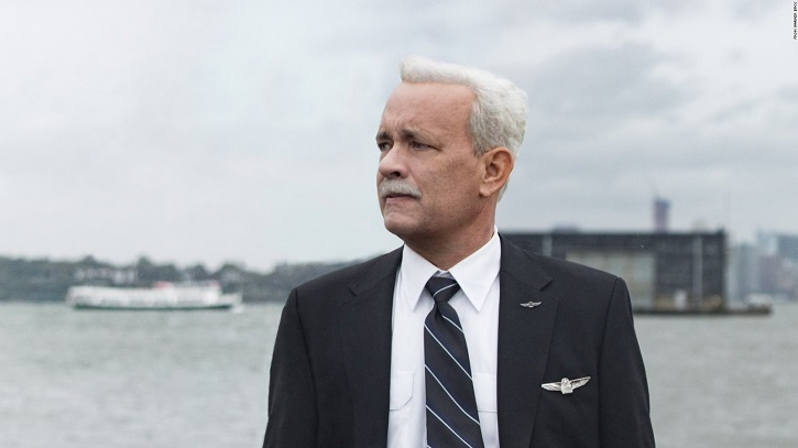 Tom Hanks en un fotograma de Sully | Tom Hanks cumple hoy 62 años y es muy feliz