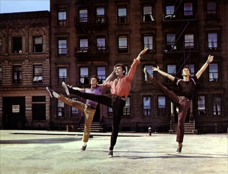 El oscarizado George Chakiris en West Side Story | ‘Ciudades de cine’: luminosa guía de viaje cinematográfica (ediciones cátedra)