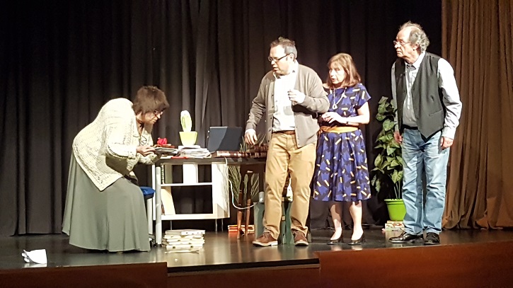 De izquierda a derecha, Milagros Morón, Alberto Sesmero, Encarna Espejo y Luis Higueras | Ateneo de Pozuelo escenificará La Tortuga de Darwin en La Encina Teatro