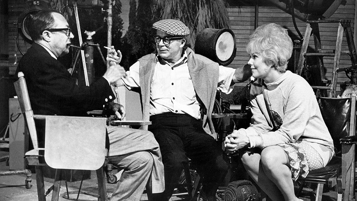 Billy Wilder con Walter Mirisch y Kim Novak en el set de Bésame, tonto | Ha llegado Billy Wilder a la cineteca mexicana