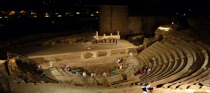 Panorámica del teatro de Medellín | Ateneo de Pozuelo escenificará La Tortuga de Darwin en Badajoz