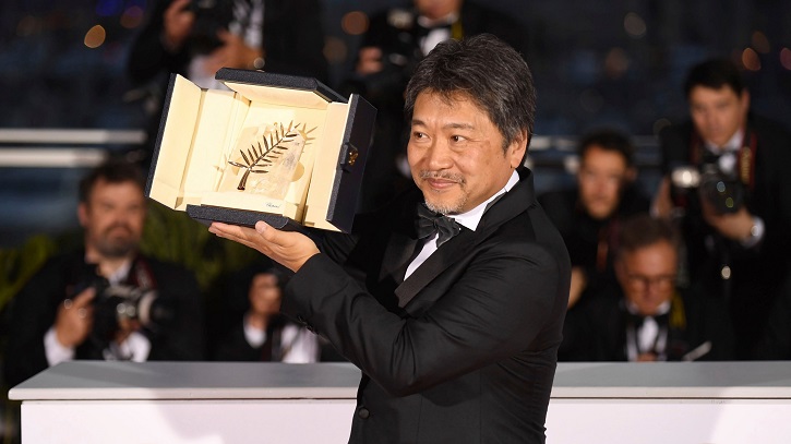 Kore-Eda muestra orgulloso su Palma de Oro en Cannes el año pasado | Entrevista a Kore-Eda: “La honestidad no siempre lo justifica todo”