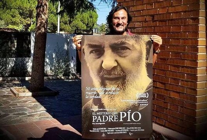 José María Zavala con el cartel de su primera película, El Misterio del Padre Pío | Entrevista a José María Zavala (‘Wojtyla’): “Sin Dios es imposible ser feliz”