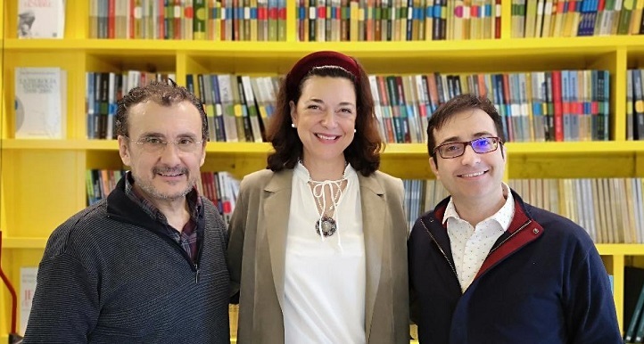 El director de cine Antonio Cuadri y la escritora María Vallejo-Nájera junto a José Luis Panero 