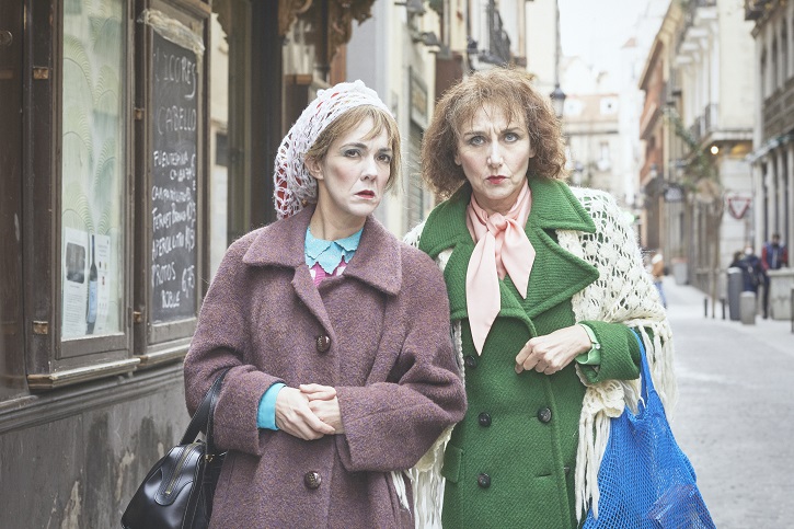 Carmen Barrantes y Mona Martínez, fotografiadas por Jesús Ugalde | 'Las dos en punto': Las hermanas gallegas llegan al Teatro Español