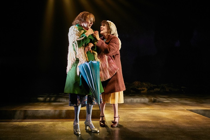 Mona Martínez y Carmen Barrantes, fotografiadas por Jesús Ugalde | 'Las dos en punto': Las hermanas gallegas llegan al Teatro Español