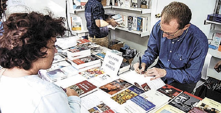 Asier Aparicio firmando ejemplares