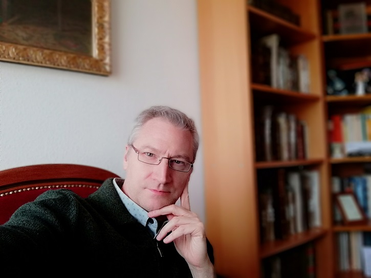 El autor en su despacho | Entrevista al académico José Luis González Subías, finalista premios ADE
