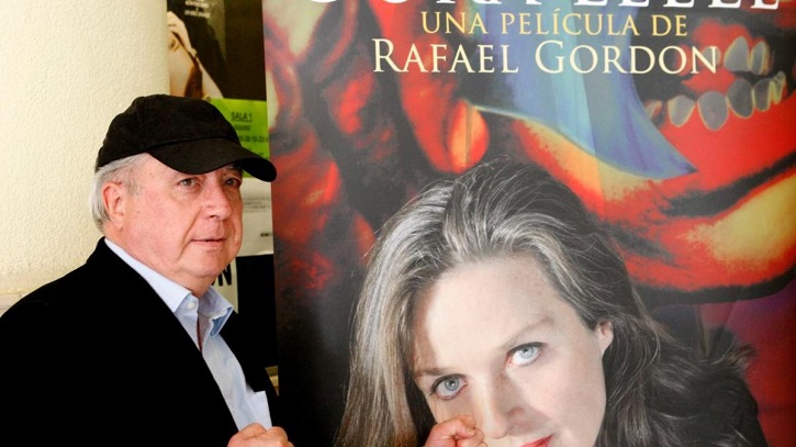 Rafael Gordon posa junto al cartel de su película | Muere Ouka Leele, ser de luz inmortalizado por el cineasta Rafael Gordon