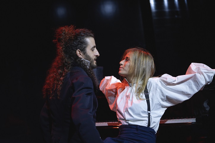 Jorge Bedoya y Marta Etura en una de las escenas cumbre del montaje