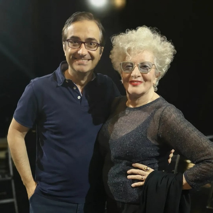La reconocida directora y actriz de teatro, Magüi Mira, al lado del periodista José Luis Panero