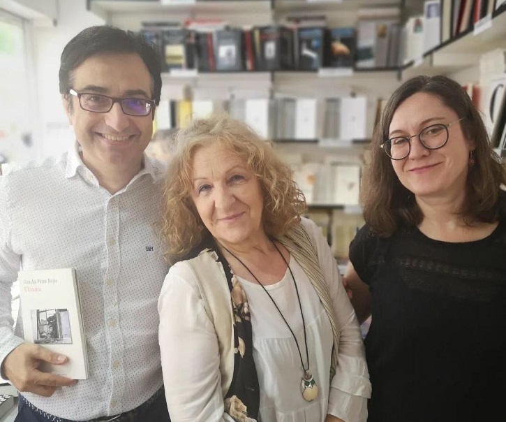 Al centro de la imagen Charo Fierro, editora de la prestigiosa editorial Huerga y Fierro. A su izquierda, la flamante escritora Concha Pérez Rojas, autora de una tesis sobre creación literaria y psicosis en el poeta Leopoldo María Panero 