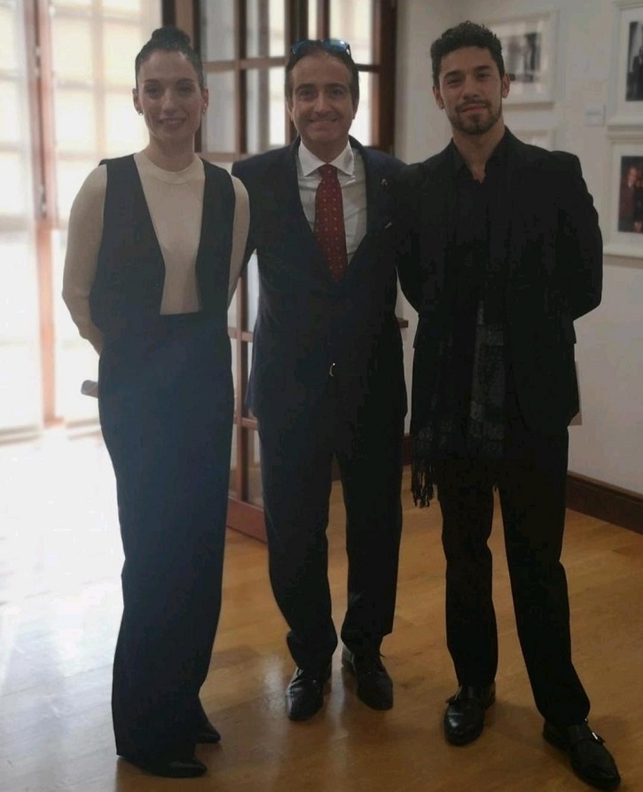 José Luis Panero, entre los actores Eva Rufo y Daniel Migueláñez, en el interior de la Casa Panero, musealizada desde el 7 de octubre de 2022 | ‘Palomitas de Maíz’ cumple hoy 15 años: ¡Muchísimas felicidades!