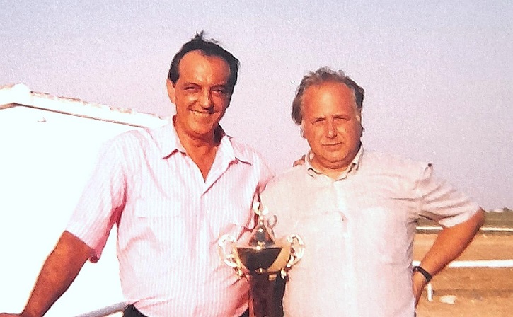 Paco Hergueta (izquierda) y José Luis Panero celebran la conquista de un trofeo de tiro de pichón que obtuvo mi padre | ‘Palomitas de Maíz’ cumple hoy 15 años: ¡Muchísimas felicidades!