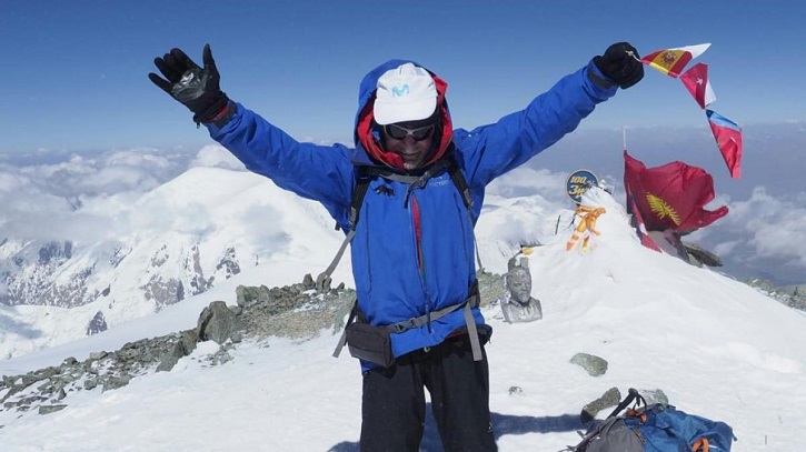 Carlos Soria celebra un triunfo en entre montañas