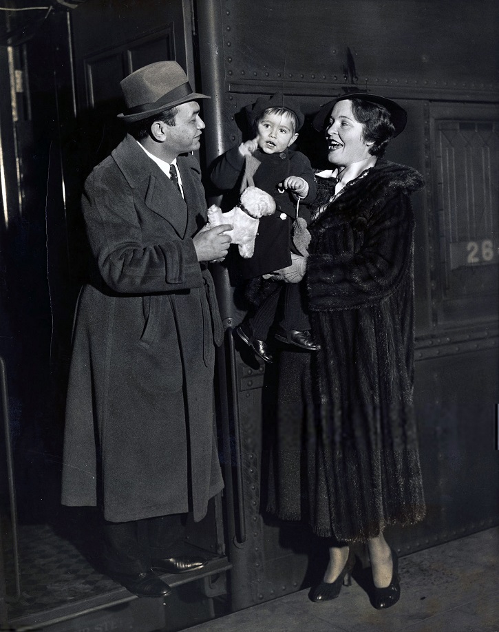 Una imagen familiar con su primera mujer, Gladys Lloyd, e hijo. Fotografía de George Rinhart, colaborador de Getty Images | ‘Todos mis ayeres’: Ananda Segarra revive en español a Edward Robinson