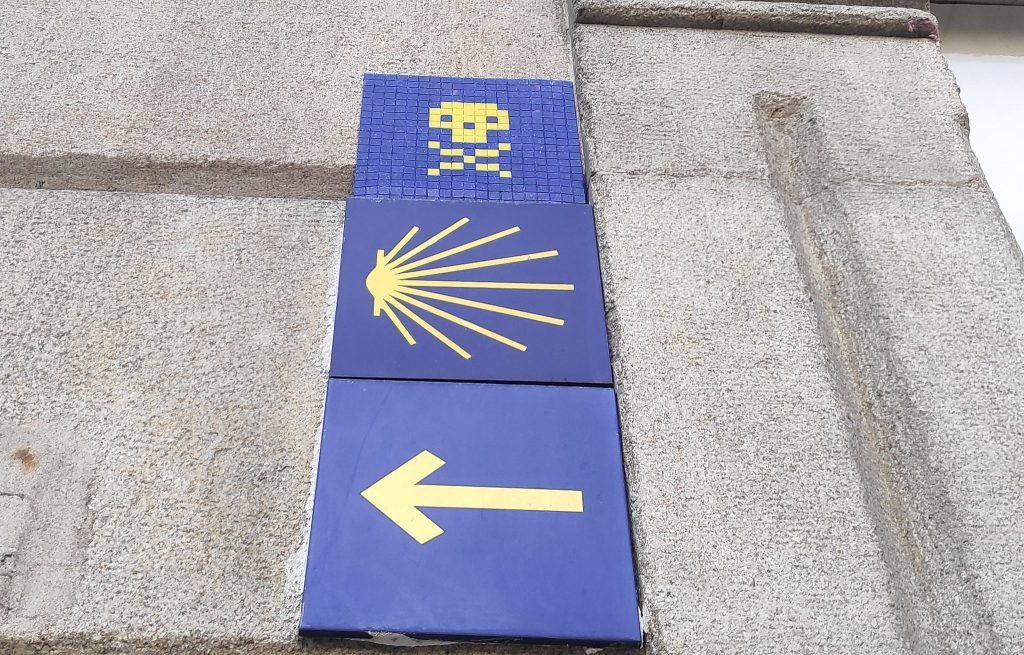 Calavera de Gerión sobre la indicación del Camino de Santiago