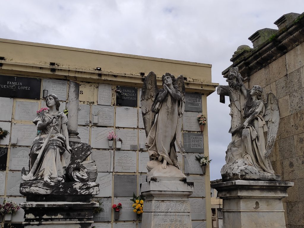 Ángeles en el cementerio de San Amaro