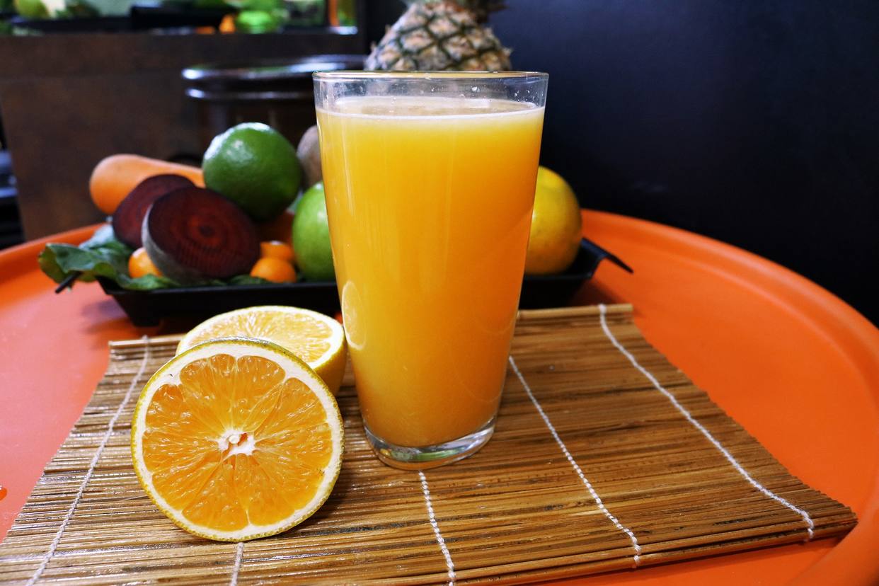 ¿Qué es mejor, la fruta entera o los zumos de frutas? TCuidamos ¿Qué es mejor, la fruta entera o los zumos de frutas? TCuidamos