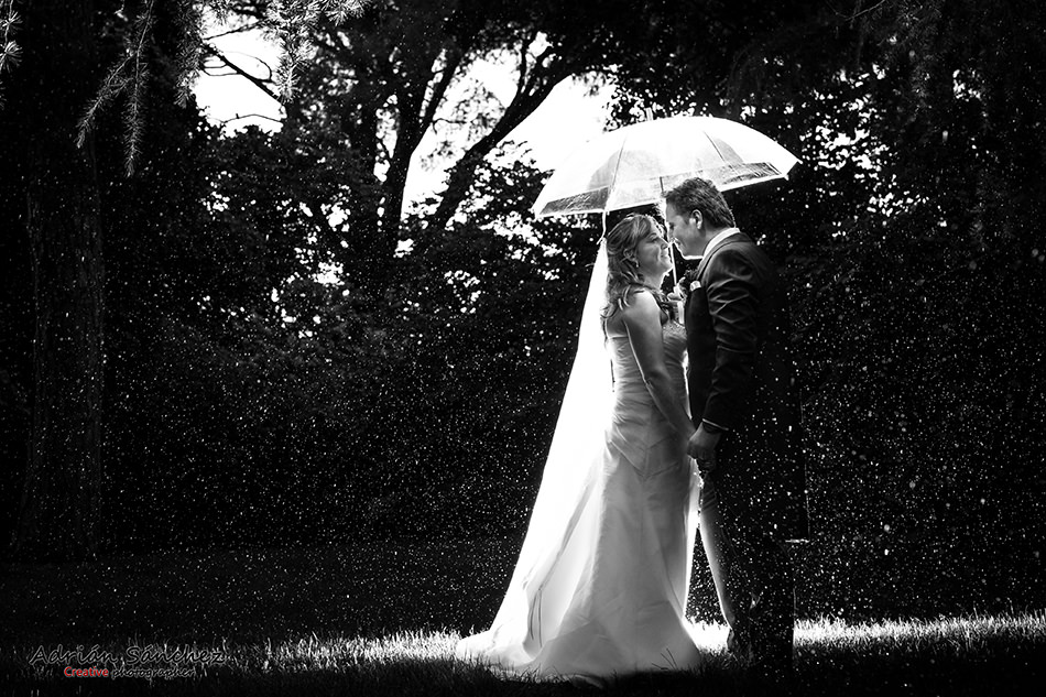 Lluvia en las bodas: no siempre es un inconveniente para las fotos