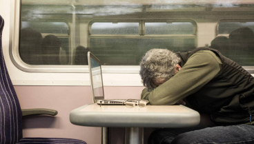 Esta es la hierba de uso común que desinflama el abdomen, reduce el mal aliento y ayuda a combatir el insomnio: así puedes incluirla en tu dieta
