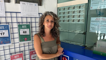 Carmen María Alcaraz, dueña de una administración de lotería en Murcia: «Estoy en el gremio desde el año 97 y el décimo ya costaba 3000 pesetas»