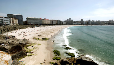 Cumple 21 años en A Coruña, lo celebra en la playa de Riazor, y pide a los que vayan que lleven bolsas y guantes