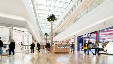 Va de compras a un centro comercial de Logroño, se le cae una bolsa y su contenido deja sin palabras al equipo de seguridad