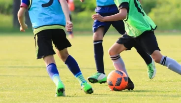 Lleva a su hijo a jugar un partido de fútbol y no da crédito al gesto que tiene el entrenador antes de empezar: "Les pido..."