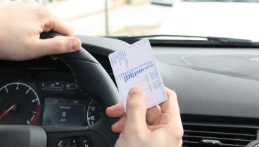 Renovar el carnet de conducir gratis es posible para la DGT: la edad a la que los conductores dejan de pagar