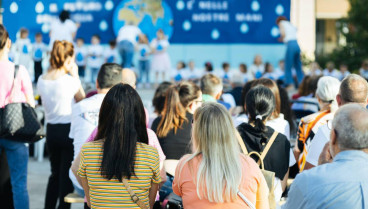 Una niña celebra la fiesta de fin de curso con un baile y el padre se ve obligado a intervenir por lo que ve en el escenario, lo mejor de la temporada