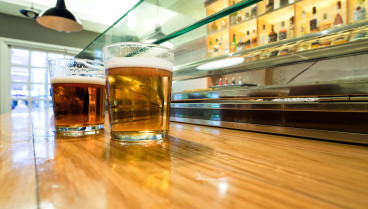 Un camarero cobra una Coca-Cola y una cerveza y los 50 céntimos de diferencia hace que su cliente le confiese algo