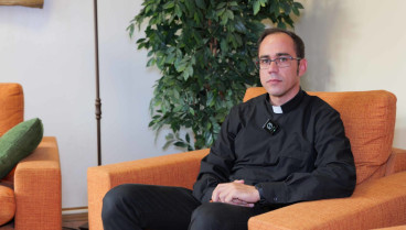 Tenía novia, tatuajes y rastas...y ahora se ordena sacerdote en Santiago: "Dios le quedaba muy lejos"
