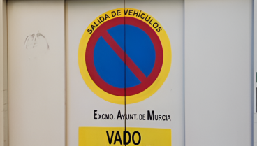 Aparca siempre en un vado y la insólita decisión que toma el Ayuntamiento de Murcia para evitarlo sorprende a los vecinos