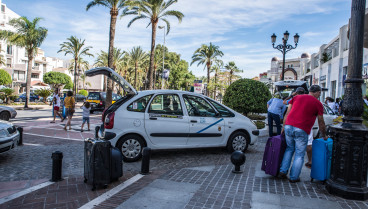 Se sube a un taxi en Marbella y en mitad del trayecto se da cuenta de lo que llevaba en el pelo: obligada a parar